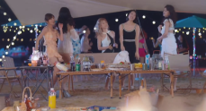 完蛋我被美女包围了